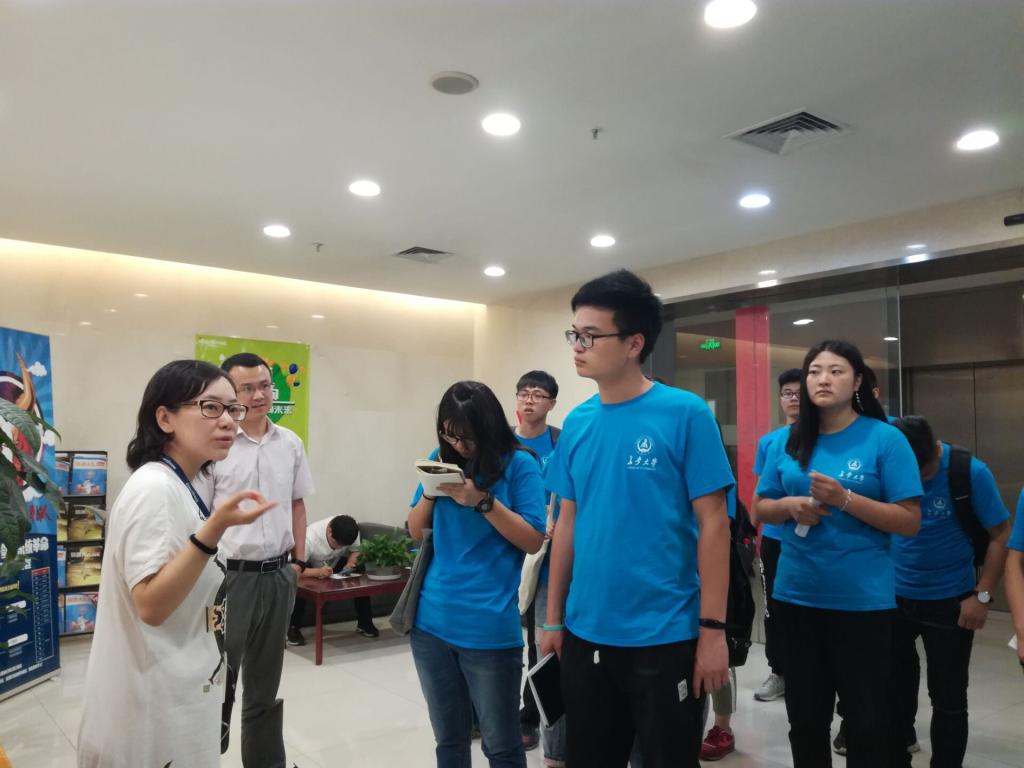 实践队员参观软通动力办公区